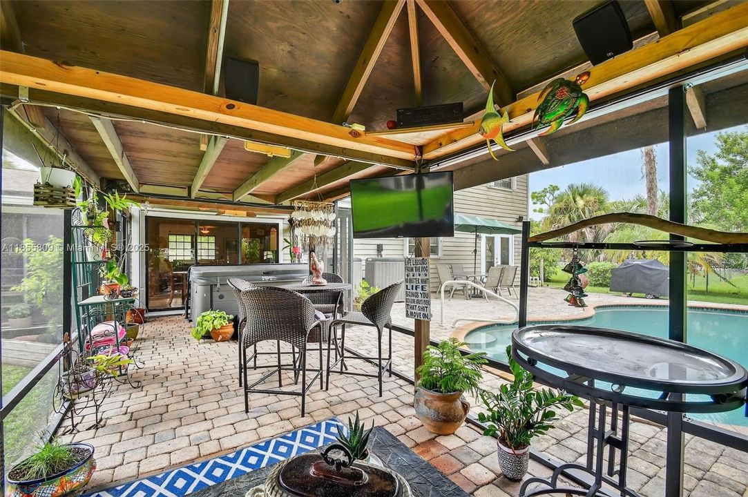 Vendido Recientemente: $750,000 (4 camas, 3 baños, 2824 Pies cuadrados)