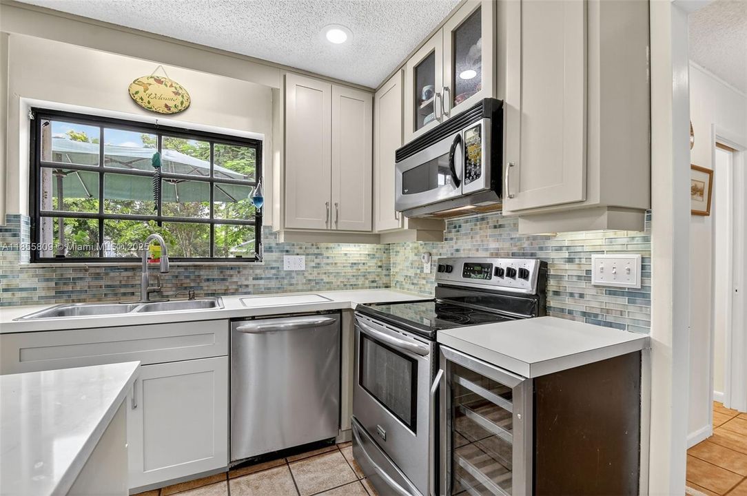 Vendido Recientemente: $750,000 (4 camas, 3 baños, 2824 Pies cuadrados)