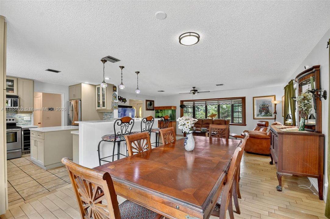 Vendido Recientemente: $750,000 (4 camas, 3 baños, 2824 Pies cuadrados)