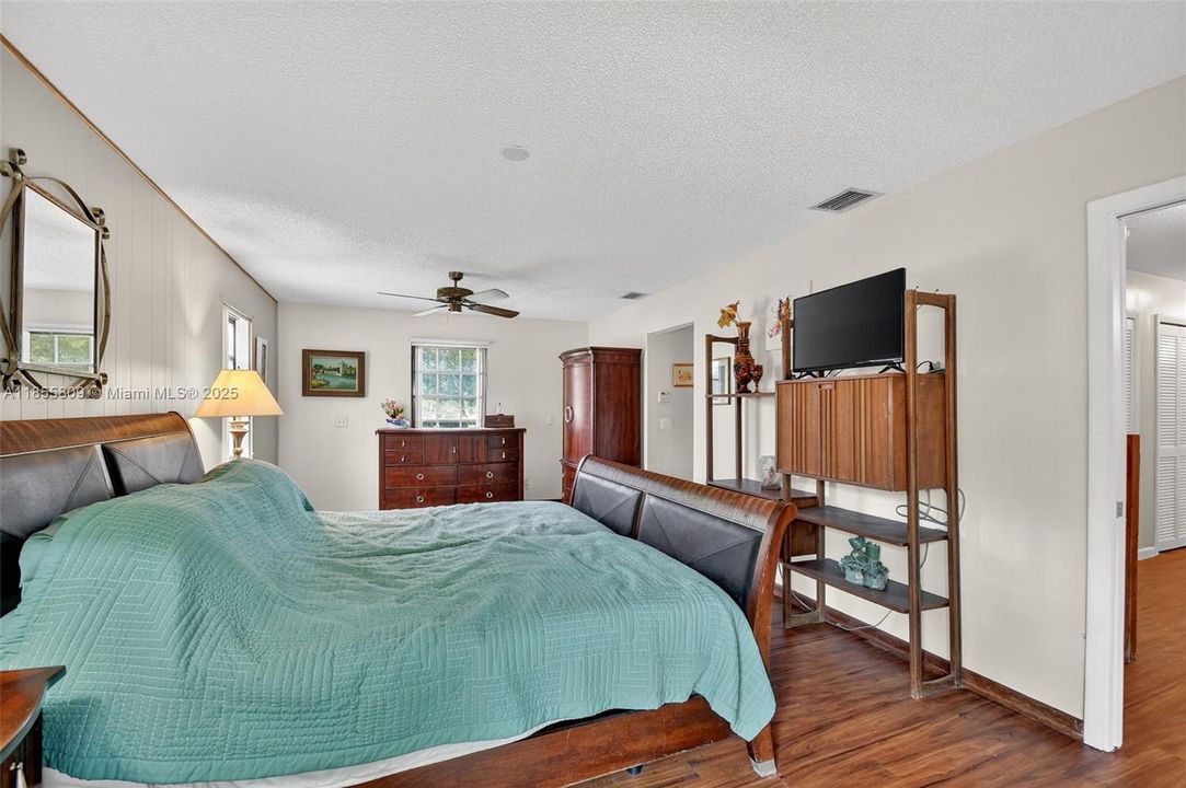 Vendido Recientemente: $750,000 (4 camas, 3 baños, 2824 Pies cuadrados)