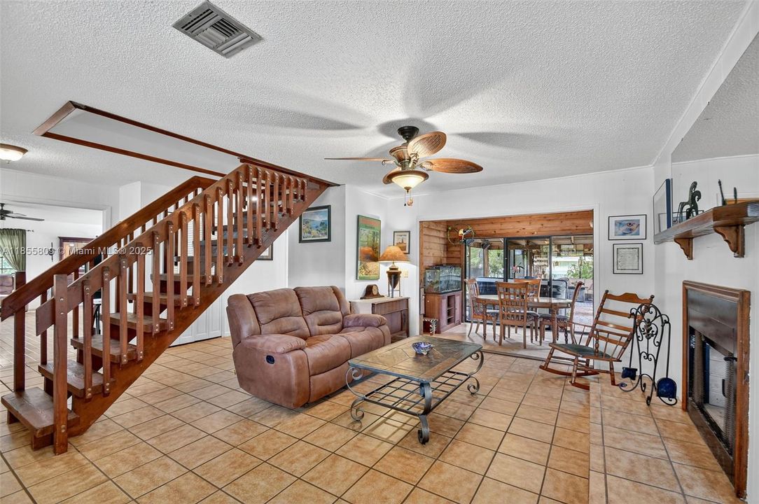 Vendido Recientemente: $750,000 (4 camas, 3 baños, 2824 Pies cuadrados)