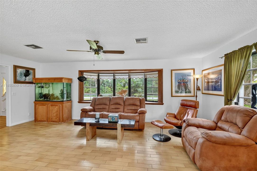 Vendido Recientemente: $750,000 (4 camas, 3 baños, 2824 Pies cuadrados)