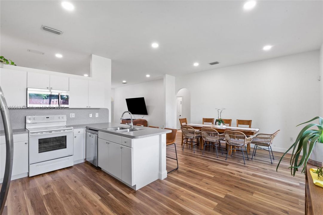 На продажу: $570,000 (4 спален, 3 ванн, 2118 Квадратных фут)