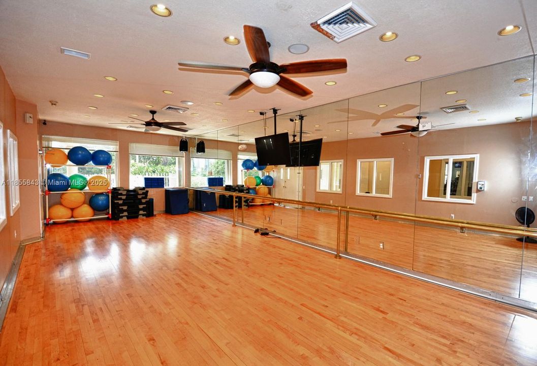 Active With Contract: $3,000 (3 beds, 2 baths, 1263 Square Feet)