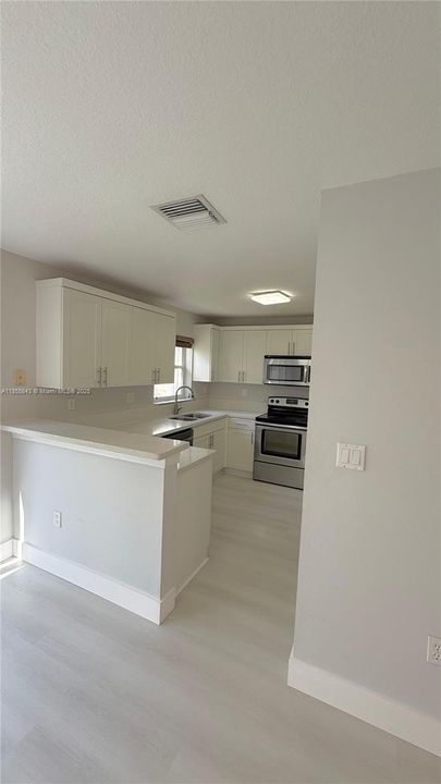 Active With Contract: $3,000 (3 beds, 2 baths, 1263 Square Feet)