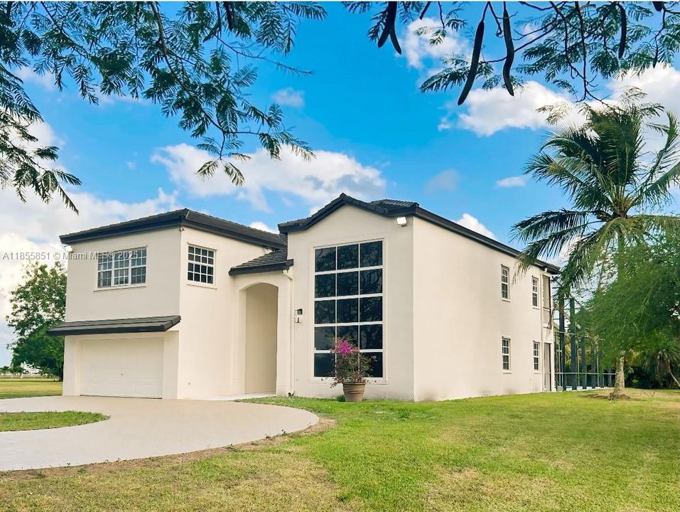 Freshly painted and overlooking a beautiful hibiscus nursery. This updated home is privately situated at the rear of the property. The full sized picture window welcomes an abundance of natural light which brightens the entrance and famiy room.