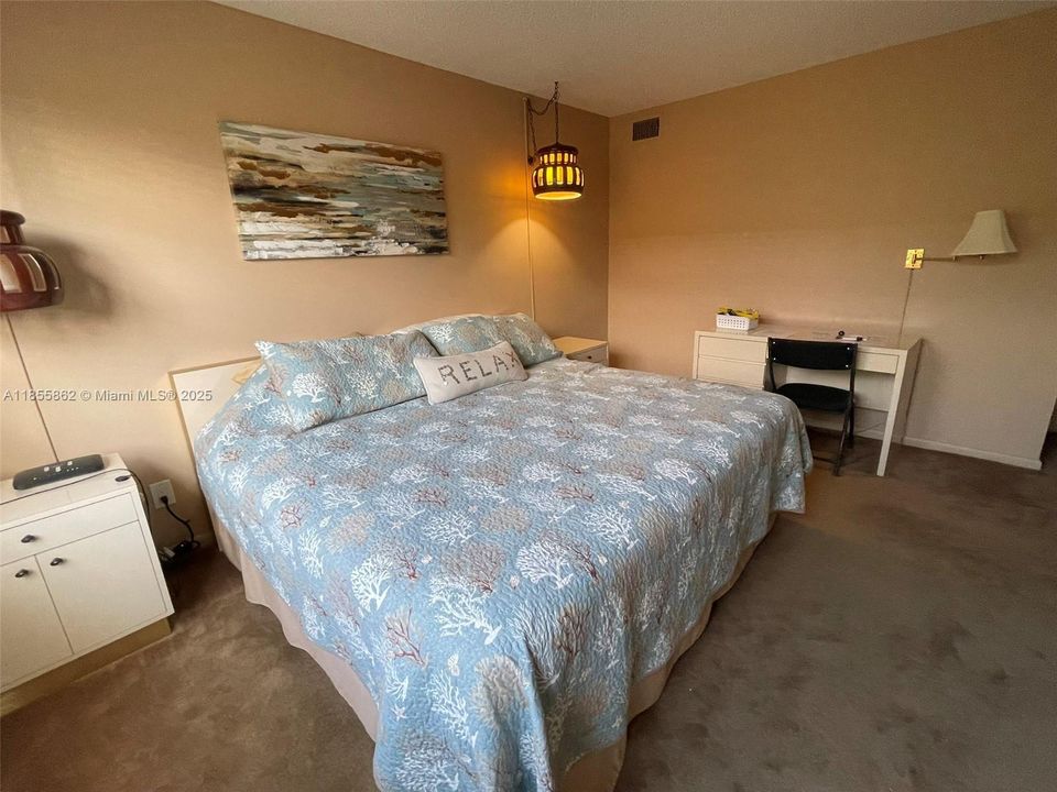 For Sale: $160,000 (2 beds, 2 baths, 1270 Square Feet)