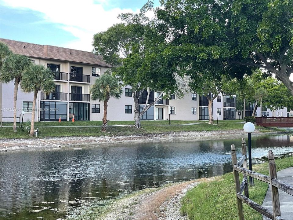 For Sale: $160,000 (2 beds, 2 baths, 1270 Square Feet)