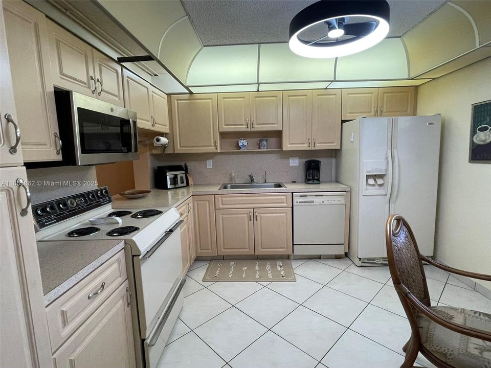 For Sale: $160,000 (2 beds, 2 baths, 1270 Square Feet)