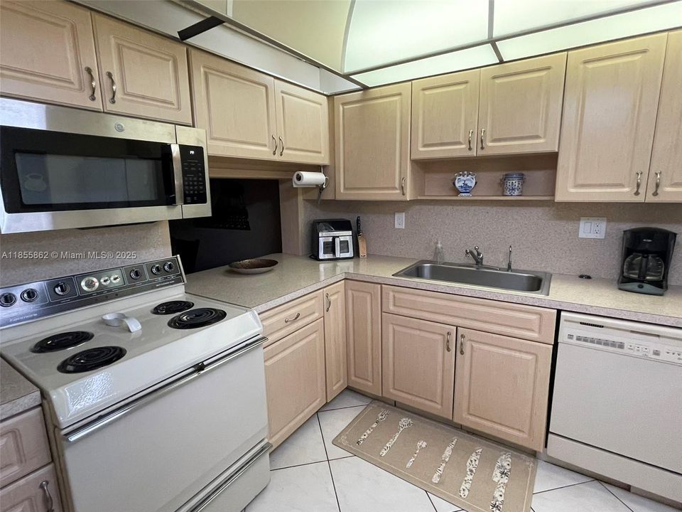 For Sale: $160,000 (2 beds, 2 baths, 1270 Square Feet)