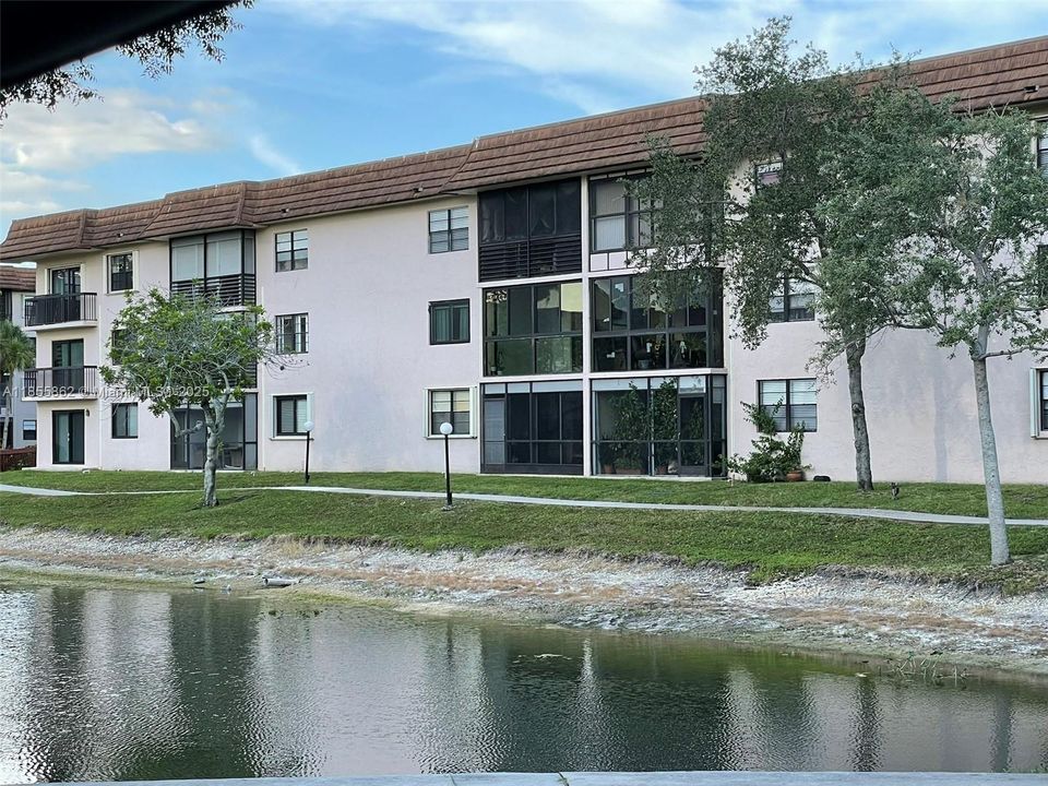 For Sale: $160,000 (2 beds, 2 baths, 1270 Square Feet)