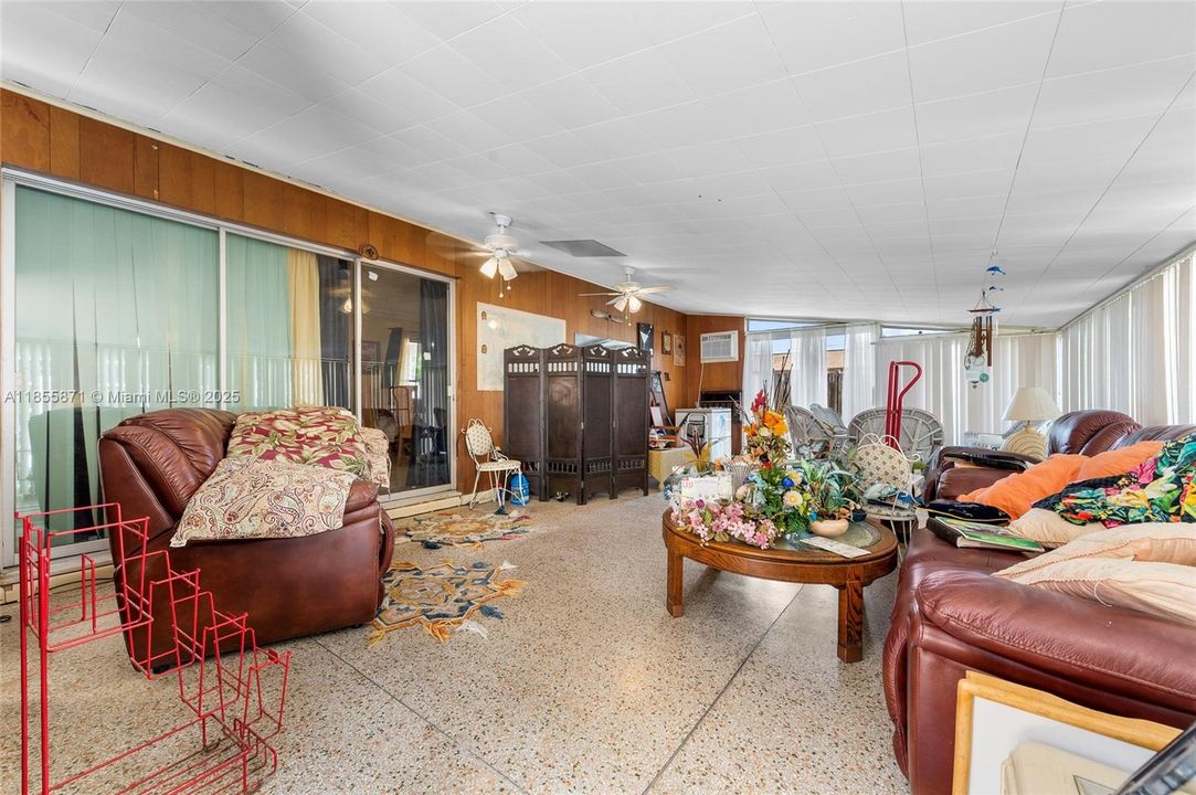 最近售出: $275,000 (3 贝兹, 2 浴室, 1678 平方英尺)