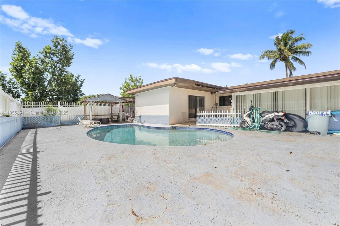 最近售出: $275,000 (3 贝兹, 2 浴室, 1678 平方英尺)