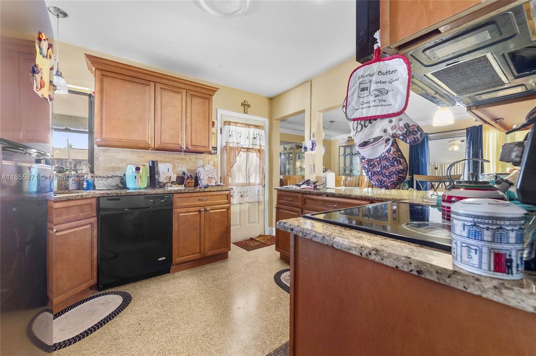 最近售出: $275,000 (3 贝兹, 2 浴室, 1678 平方英尺)