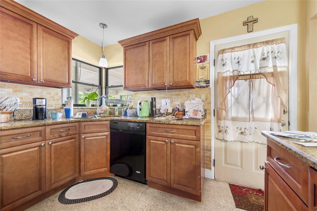 最近售出: $275,000 (3 贝兹, 2 浴室, 1678 平方英尺)