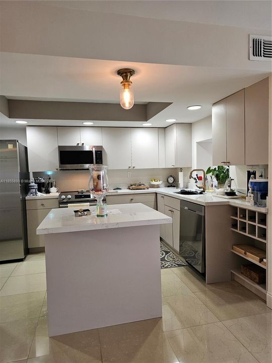 待售: $295,900 (2 贝兹, 1 浴室, 1075 平方英尺)