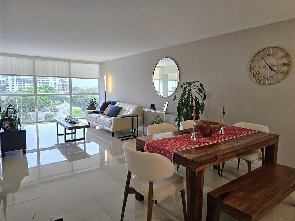 待售: $295,900 (2 贝兹, 1 浴室, 1075 平方英尺)