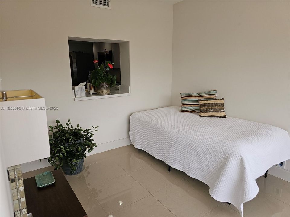 待售: $295,900 (2 贝兹, 1 浴室, 1075 平方英尺)