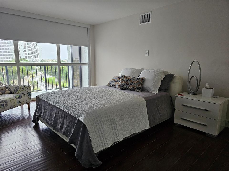 待售: $295,900 (2 贝兹, 1 浴室, 1075 平方英尺)