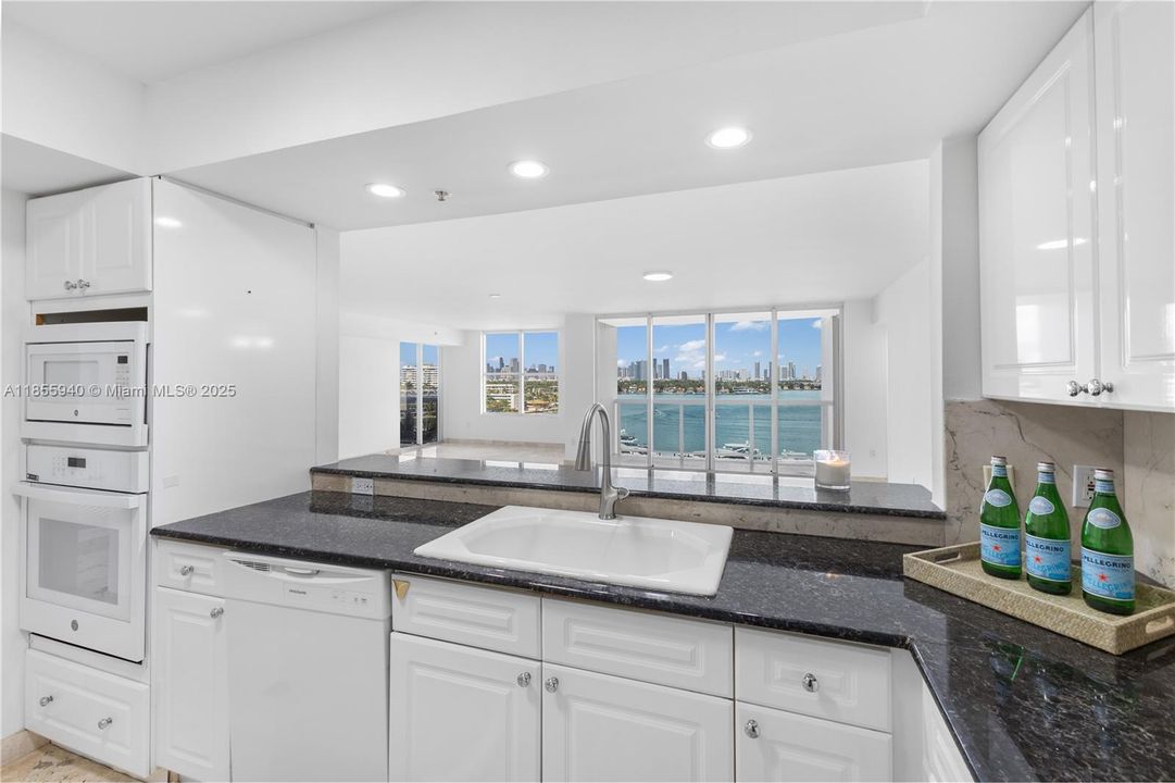 Vendido Recientemente: $2,299,000 (3 camas, 3 baños, 1900 Pies cuadrados)