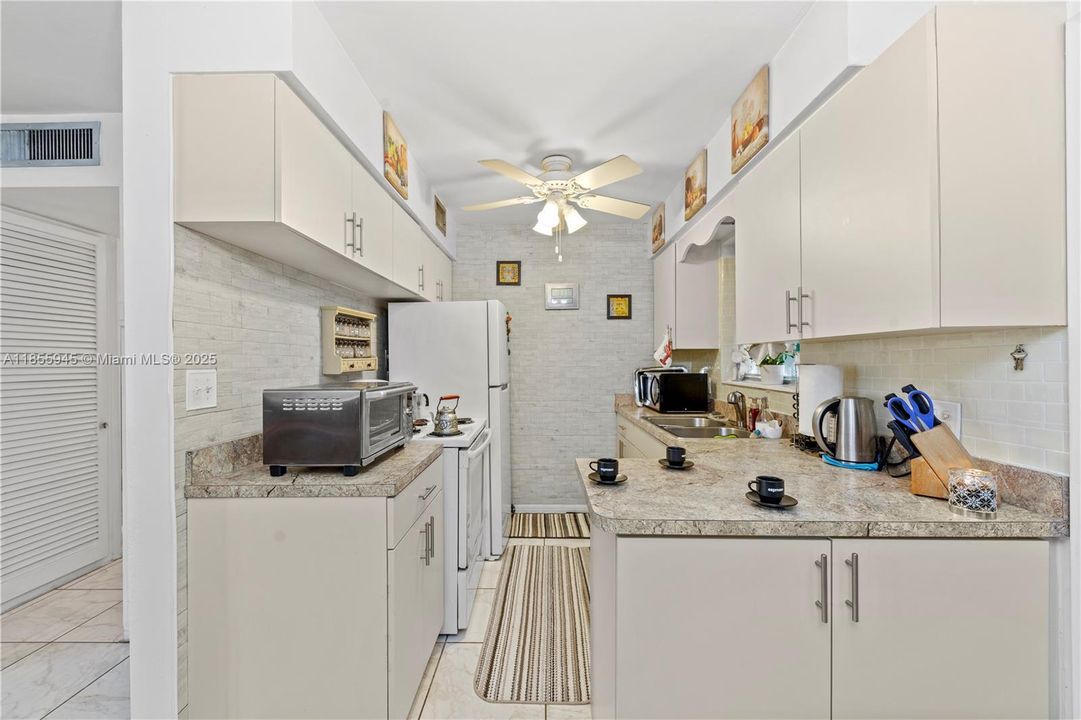 For Sale: $137,500 (2 beds, 1 baths, 746 Square Feet)