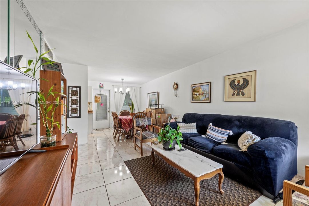 For Sale: $137,500 (2 beds, 1 baths, 746 Square Feet)