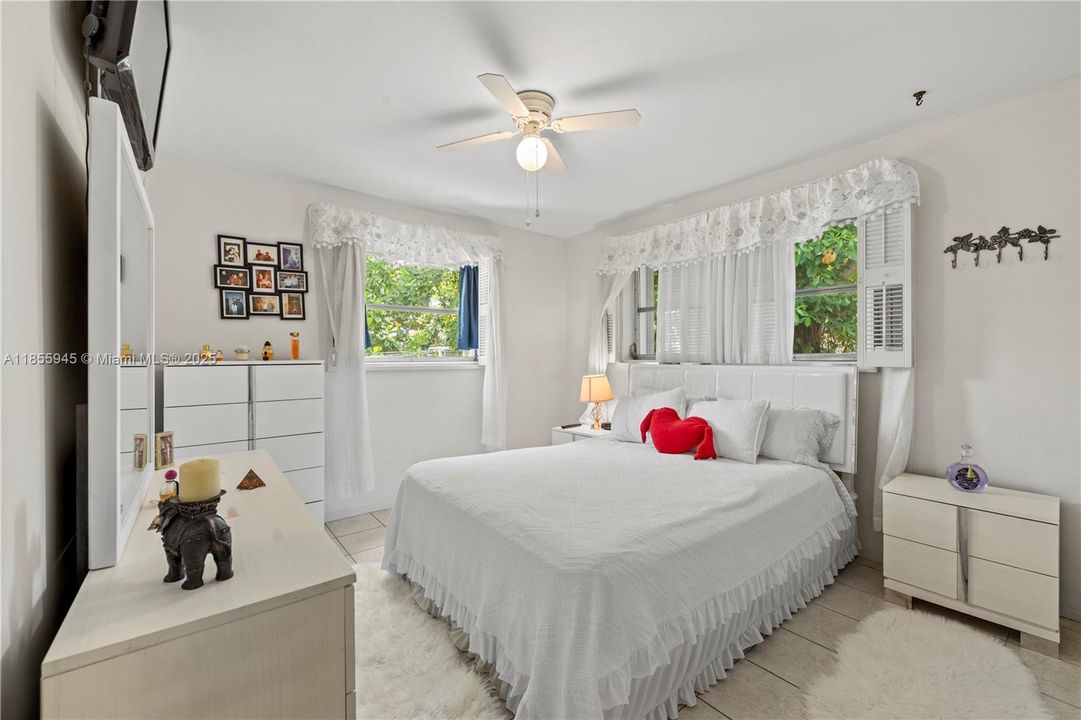 For Sale: $137,500 (2 beds, 1 baths, 746 Square Feet)