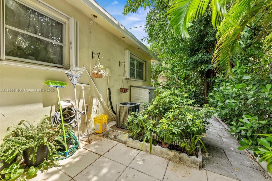 For Sale: $137,500 (2 beds, 1 baths, 746 Square Feet)