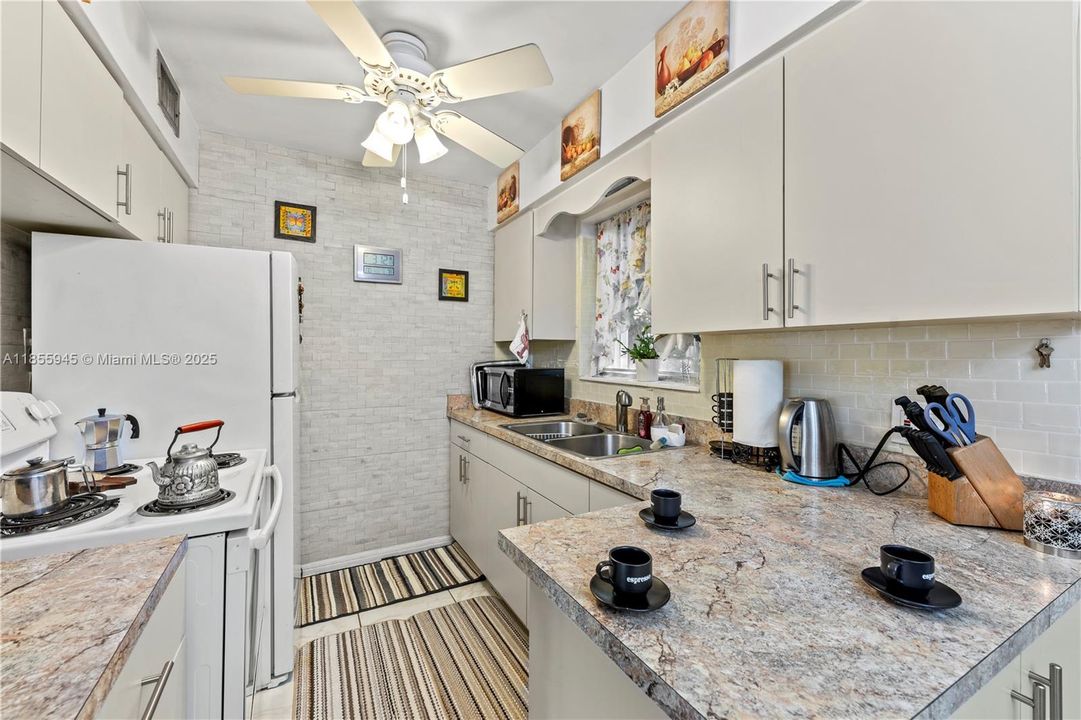 For Sale: $137,500 (2 beds, 1 baths, 746 Square Feet)