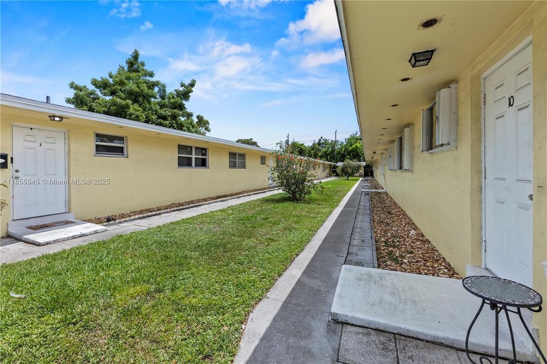 For Sale: $137,500 (2 beds, 1 baths, 746 Square Feet)