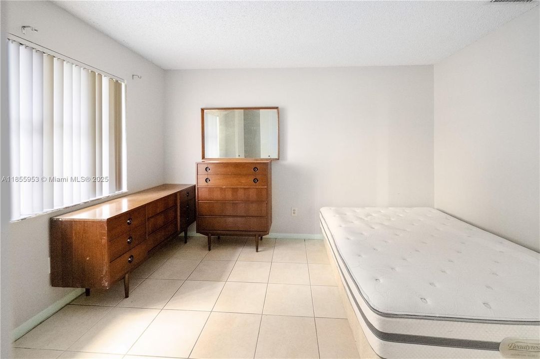 合同活跃: $1,895 (2 贝兹, 1 浴室, 13003 平方英尺)