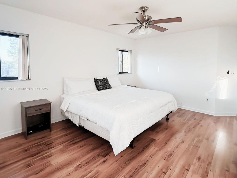 合同活跃: $3,750 (4 贝兹, 2 浴室, 2078 平方英尺)