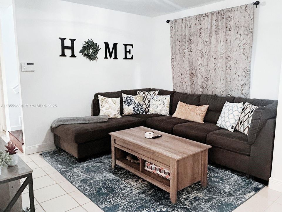 合同活跃: $3,750 (4 贝兹, 2 浴室, 2078 平方英尺)