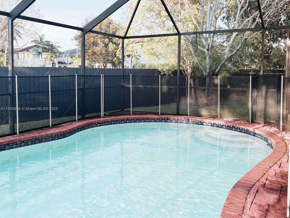 合同活跃: $3,750 (4 贝兹, 2 浴室, 2078 平方英尺)