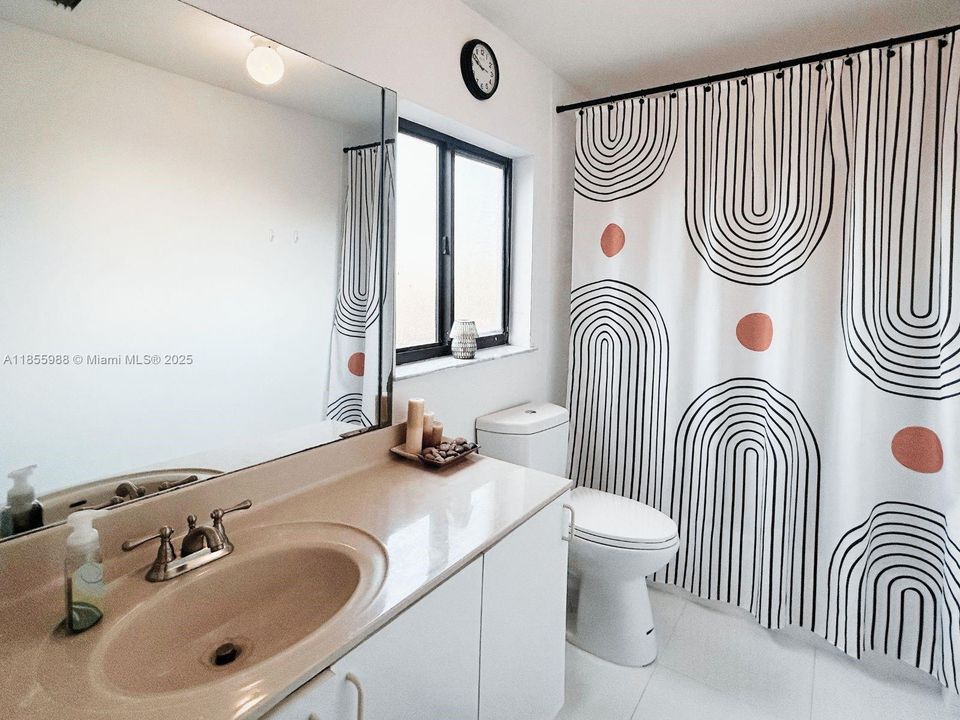 合同活跃: $3,750 (4 贝兹, 2 浴室, 2078 平方英尺)