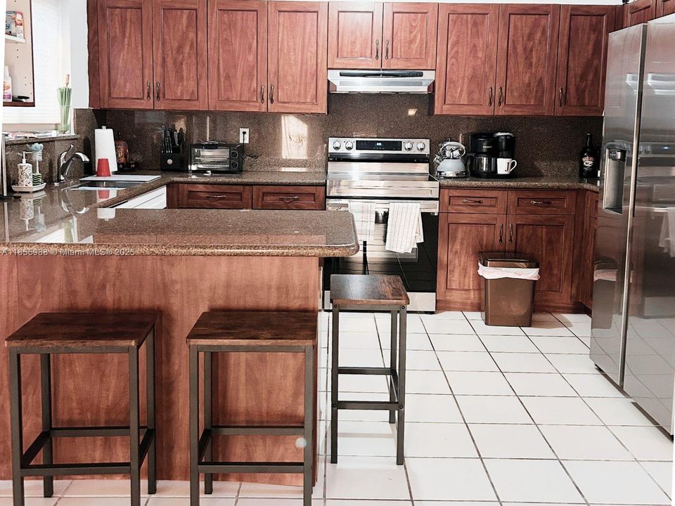 合同活跃: $3,750 (4 贝兹, 2 浴室, 2078 平方英尺)