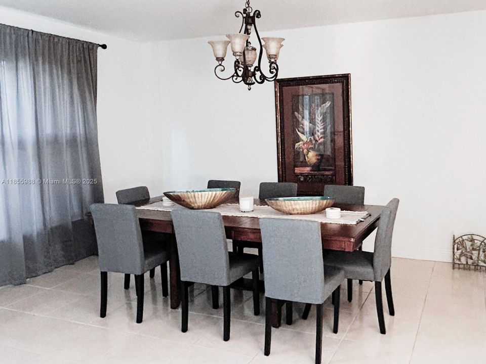 合同活跃: $3,750 (4 贝兹, 2 浴室, 2078 平方英尺)