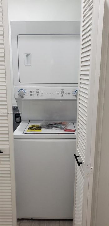 For Sale: $320,000 (3 beds, 3 baths, 1290 Square Feet)