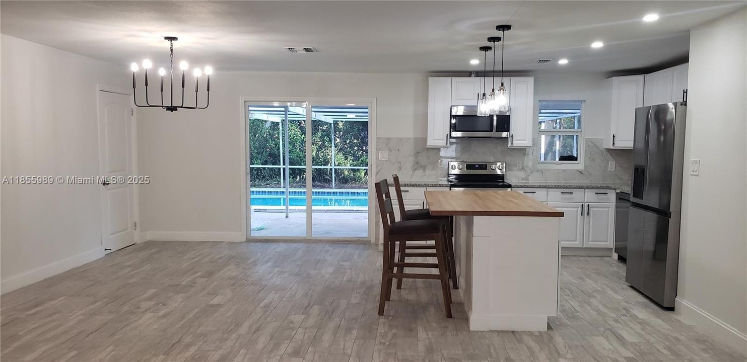 For Sale: $320,000 (3 beds, 3 baths, 1290 Square Feet)