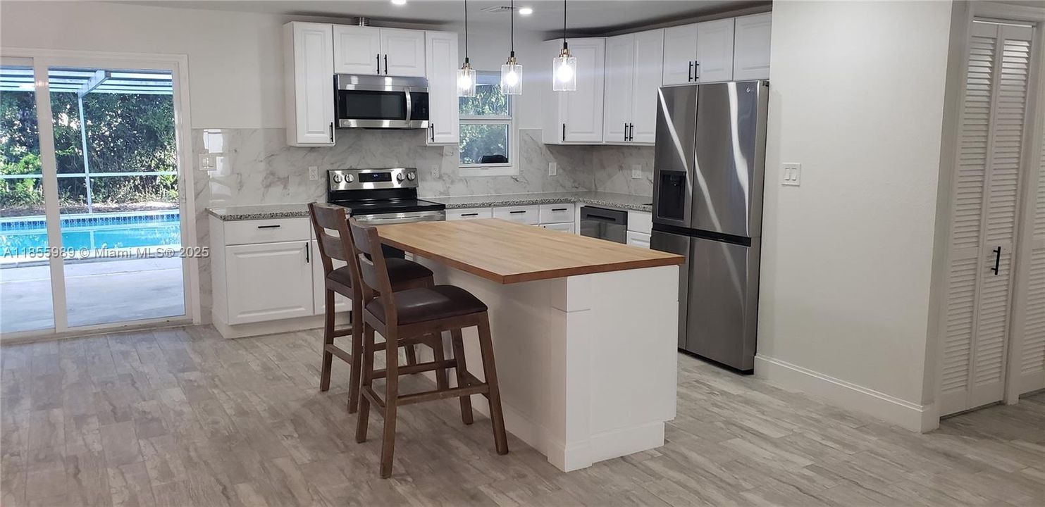 For Sale: $320,000 (3 beds, 3 baths, 1290 Square Feet)