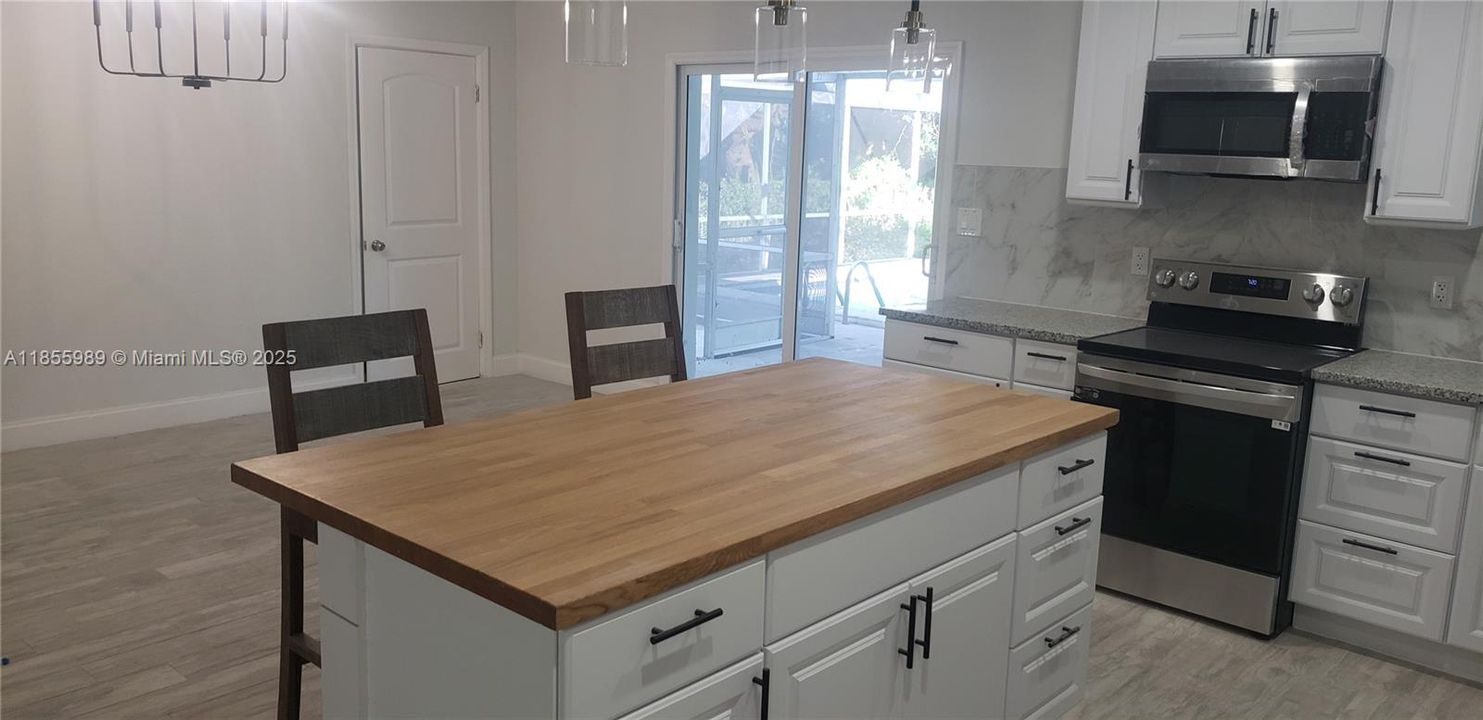 For Sale: $320,000 (3 beds, 3 baths, 1290 Square Feet)