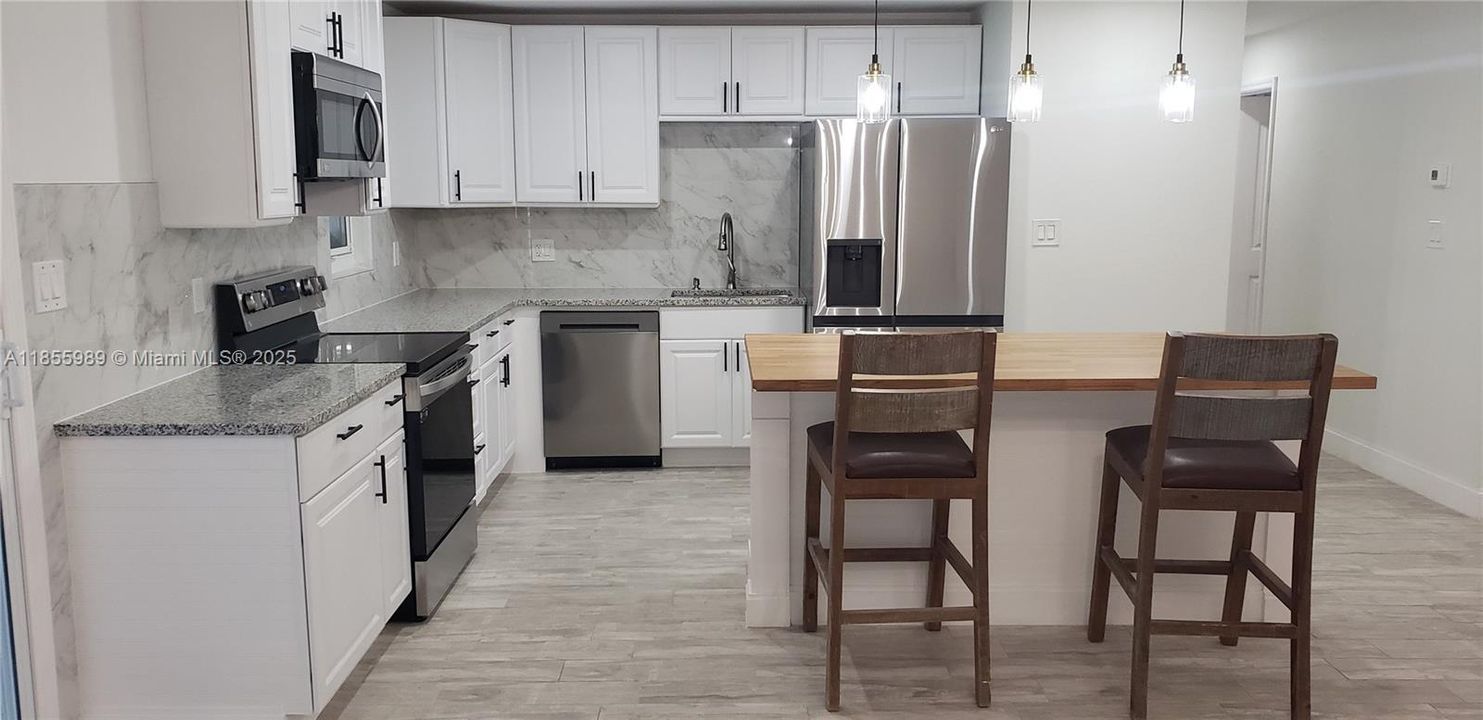 For Sale: $320,000 (3 beds, 3 baths, 1290 Square Feet)