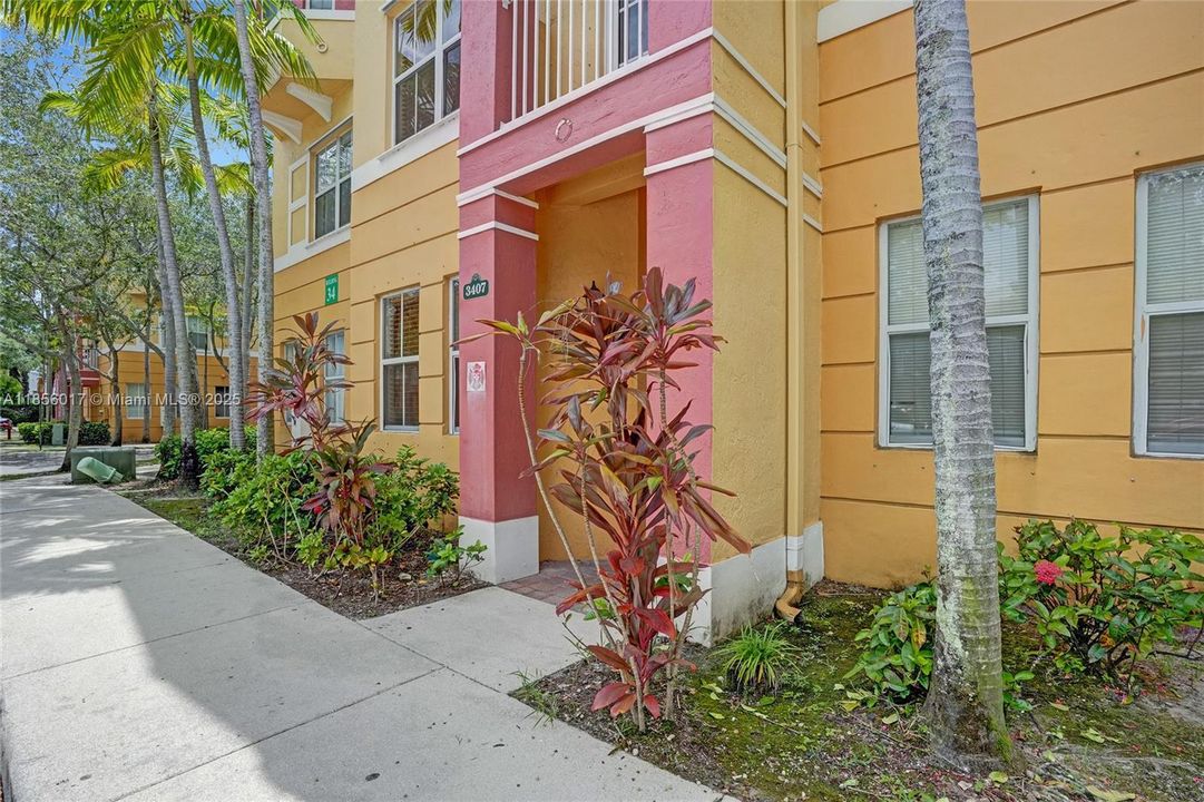 Под контрактом: $249,999 (3 спален, 3 ванн, 1932 Квадратных фут)