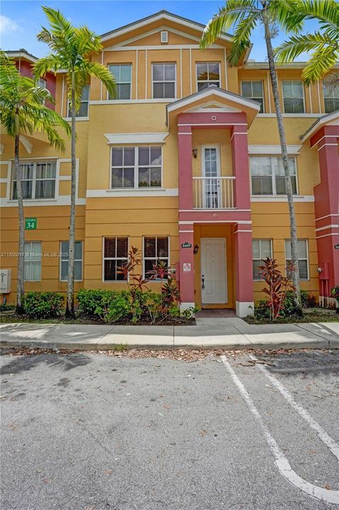 Под контрактом: $249,999 (3 спален, 3 ванн, 1932 Квадратных фут)