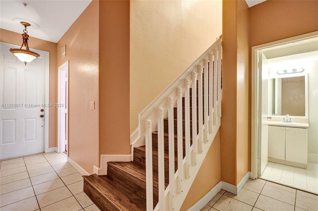 Под контрактом: $249,999 (3 спален, 3 ванн, 1932 Квадратных фут)