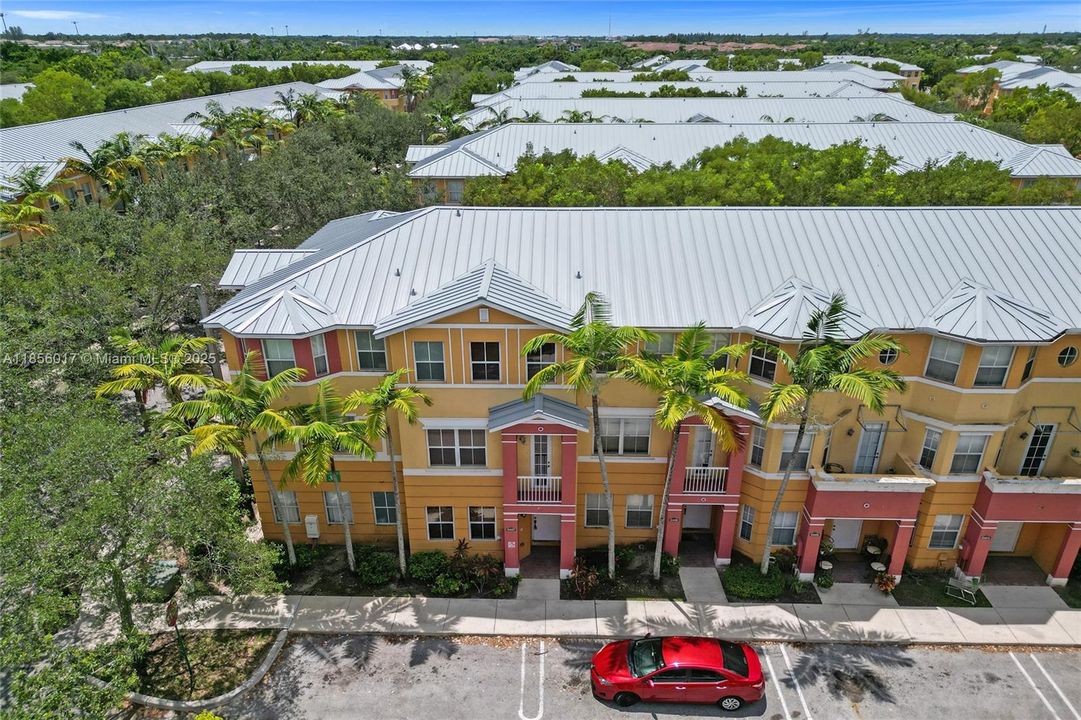 Под контрактом: $249,999 (3 спален, 3 ванн, 1932 Квадратных фут)