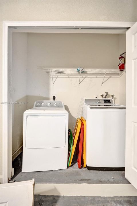 Под контрактом: $249,999 (3 спален, 3 ванн, 1932 Квадратных фут)