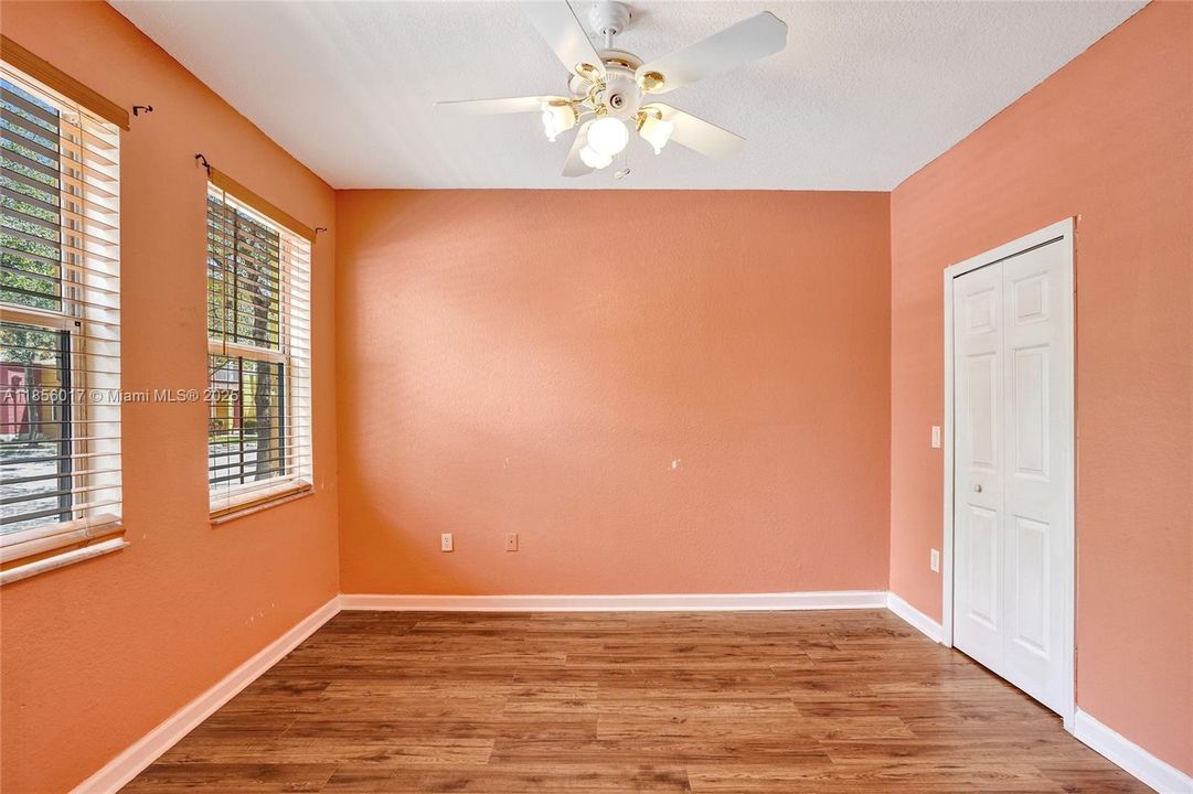 Под контрактом: $249,999 (3 спален, 3 ванн, 1932 Квадратных фут)