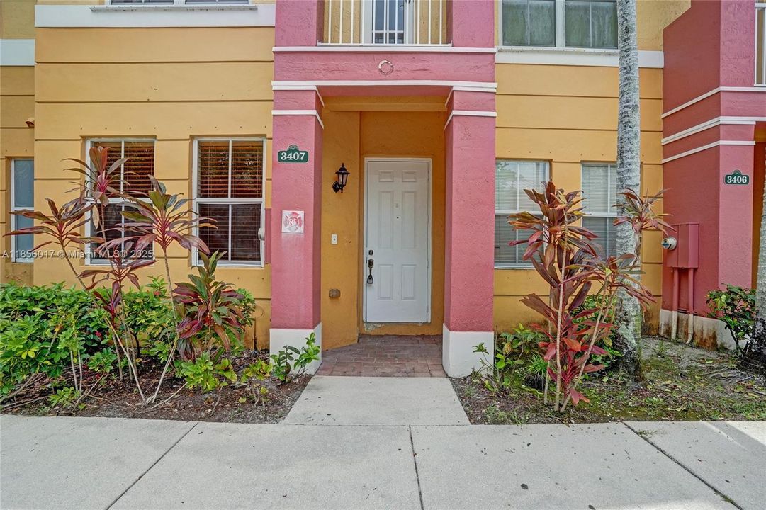 Под контрактом: $249,999 (3 спален, 3 ванн, 1932 Квадратных фут)