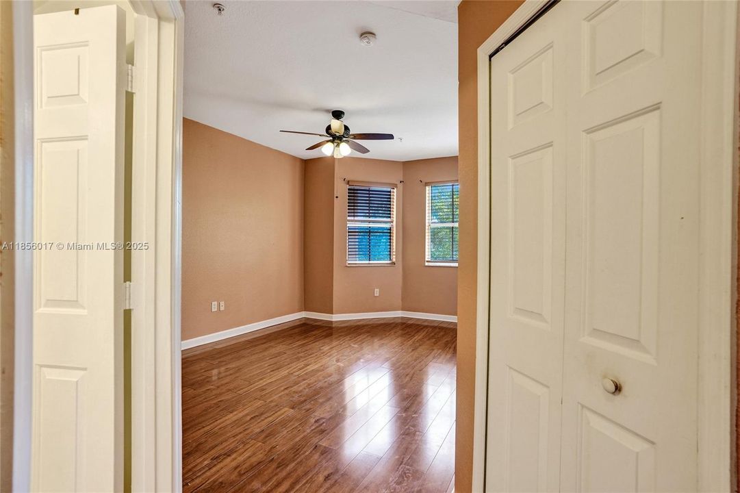 Под контрактом: $249,999 (3 спален, 3 ванн, 1932 Квадратных фут)